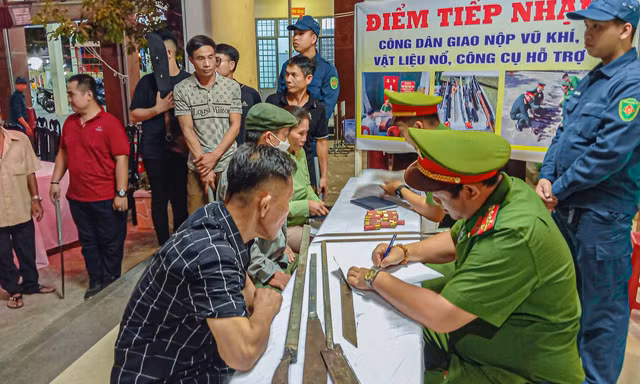 Người dân Đà Nẵng xếp hàng dài giao nộp vũ khí 'nóng'