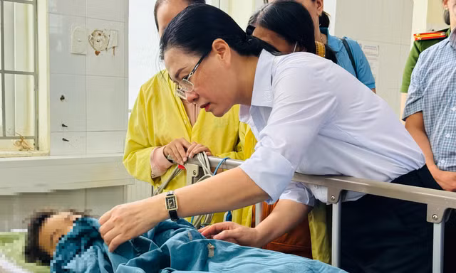 Bí thư Tỉnh ủy Quảng Ngãi thăm 2 cháu bé trong vụ thảm án cả gia đình
