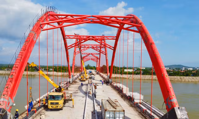 Hình hài cầu vòm thép đầu tiên ở Quảng Ngãi sẵn sàng thông xe vào cuối năm