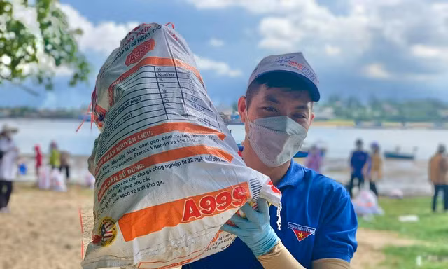 'Giải cứu' cửa biển Sa Cần khỏi rác thải bủa vây