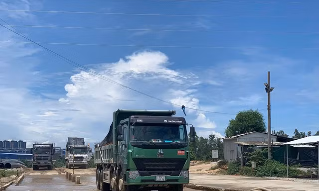 Sẽ đặt trạm cân tải trọng ở các điểm chở đất, đá của dự án mở rộng Nhà máy thép Hòa Phát.