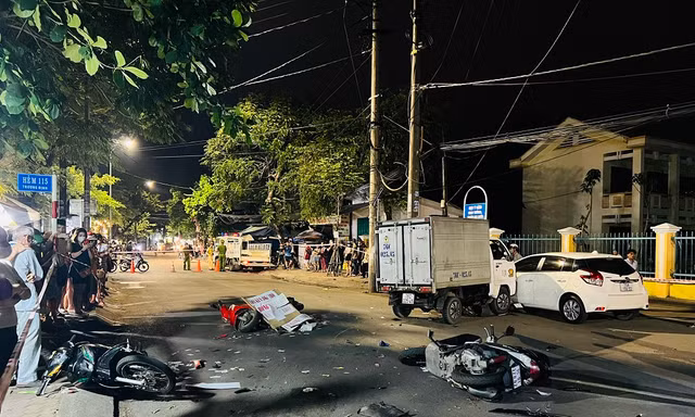 Xe ‘điên’ mất lái tông hàng loạt xe máy 