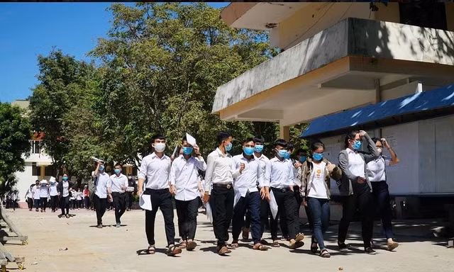 Quảng Ngãi cho học sinh nghỉ học từ 12 giờ ngày 6/5.