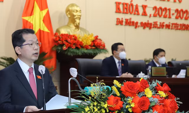 Ông Nguyễn Văn Quảng, Bí thư Thành uỷ Đà Nẵng phát biểu tại kỳ họp. 