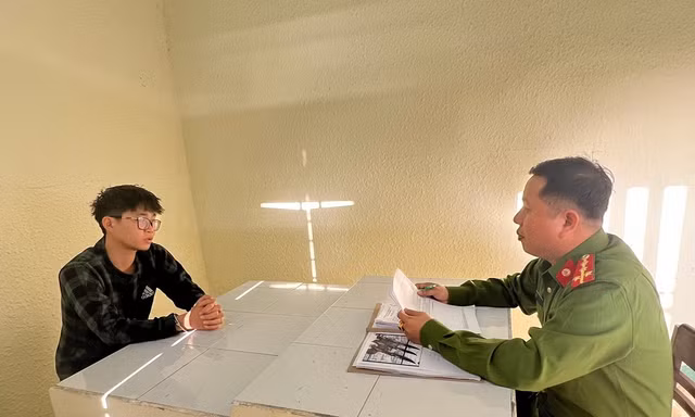 Bị chặn đánh khi đang chở bạn gái, nam thanh niên rút dao đâm chết người