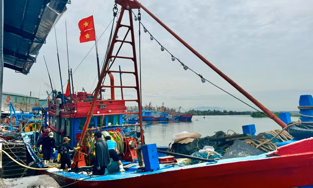 Quảng Ngãi còn 2 tàu cá và 16 lao động nằm trong vùng nguy hiểm của bão số 1