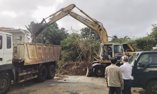 Hình ảnh cưỡng chế thu hồi đất đối với hộ gia đình ông Nguyễn Văn Côi. 