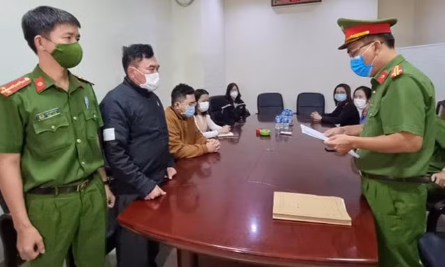CQĐT tống đạt các quyết định tố tụng đối với ông Nguyễn Quang Trung. Ảnh. L.T