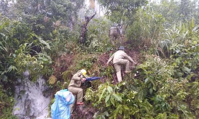 Chính quyền huyện Trà Bồng, tỉnh Quảng Ngãi xuyên núi, băng rừng vào khu vực có 3 thôn bị cô lập. Ảnh: V.N 