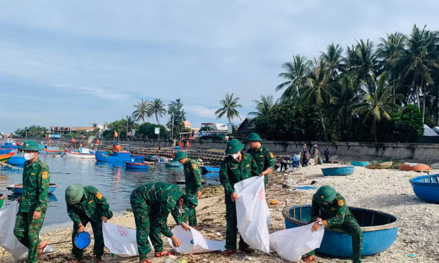Tuổi trẻ Biên phòng Quảng Ngãi chung tay giữ sạch môi trường biển