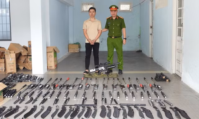 Điều tra đường dây làm giả giấy tờ, công an phát hiện ‘kho’ vũ khí