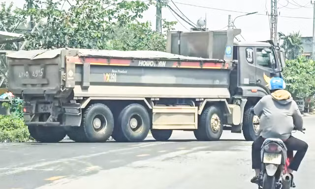 Xe tải tung hoành, đường 200 tỷ ở Đà Nẵng có dấu hiệu xuống cấp sau 1 năm sử dụng