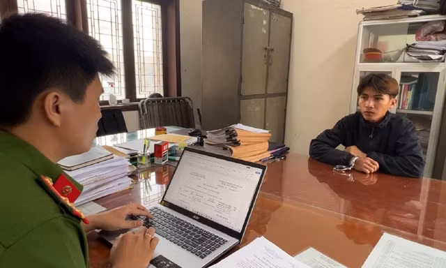 Công an lấy lời khai đối tượng Phạm Văn Tinh. Ảnh: CACC