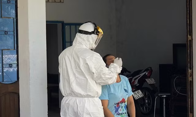 Ngành y tế Quảng Ngãi khẩn trương truy vết các trường hợp tiếp xúc với nam tài xế mắc COVID-19.