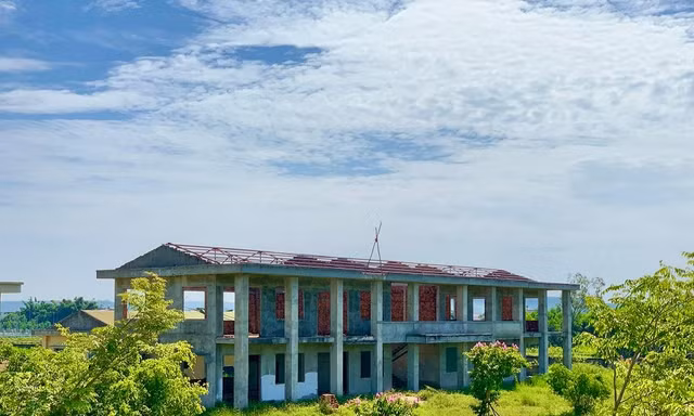 Trung tâm Dạy nghề kiểu mẫu Sơn Tịnh xây gần 10 năm vẫn dang dở.