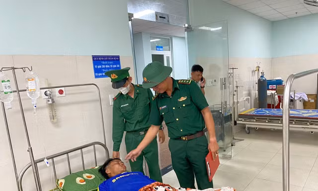 Cứu sống ngư dân Quảng Ngãi trôi dạt 3 giờ trên biển