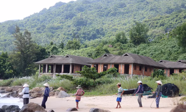 Một dự án bỏ hoang lâu năm trên bán đảo Sơn Trà. Ảnh: Nguyễn Thành. 