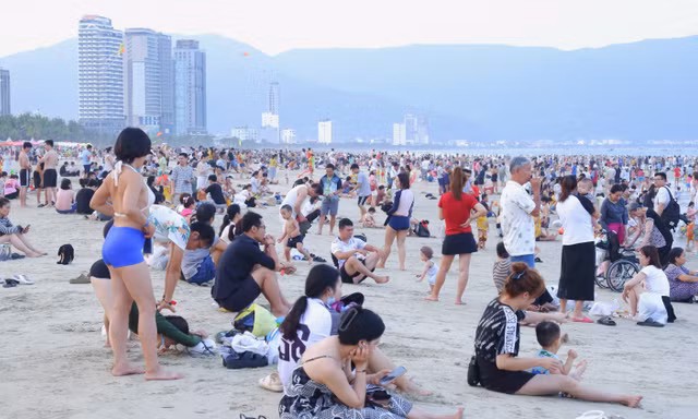Đoàn khách chưa check-in chỗ nghỉ vác cả hành lý đi tắm biển Đà Nẵng