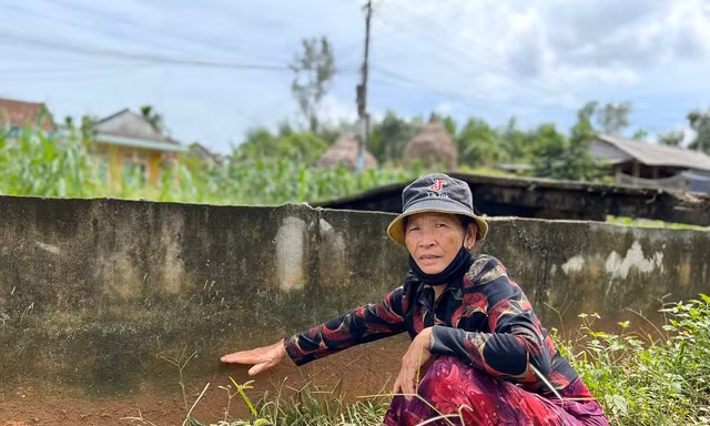 Nghe tiếng động lạ, người dân hoang mang phát hiện bê tông bỗng nhiên trồi lên mặt đất