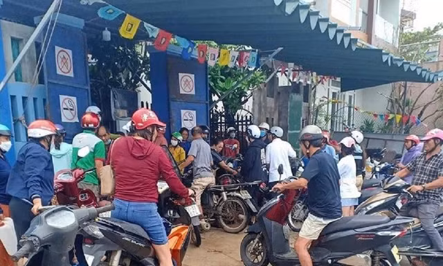 Lo sợ mưa lớn kéo dài, biển động mạnh, Hàng trăm người dân huyện đảo Lý Sơn đổ xô mua xăng dầu dự trữ.