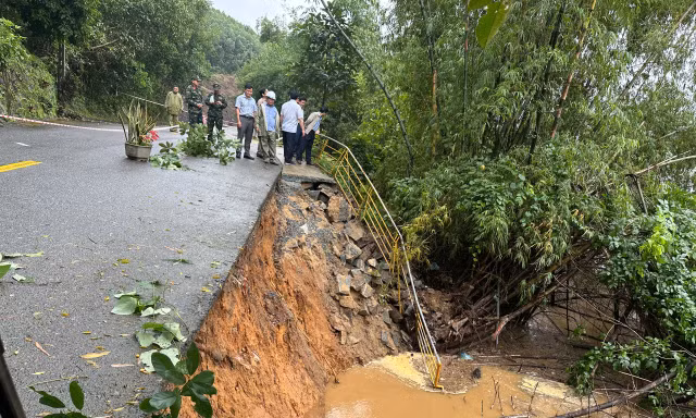 Mưa lũ gây sạt lở, nhiều nơi ở Quảng Ngãi bị chia cắt