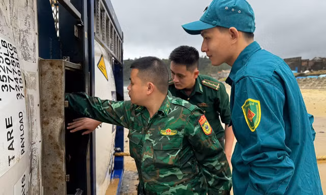 Chủ tịch Quảng Ngãi chỉ đạo xử lý 3 bồn chứa khí nguy hiểm dạt vào bờ biển
