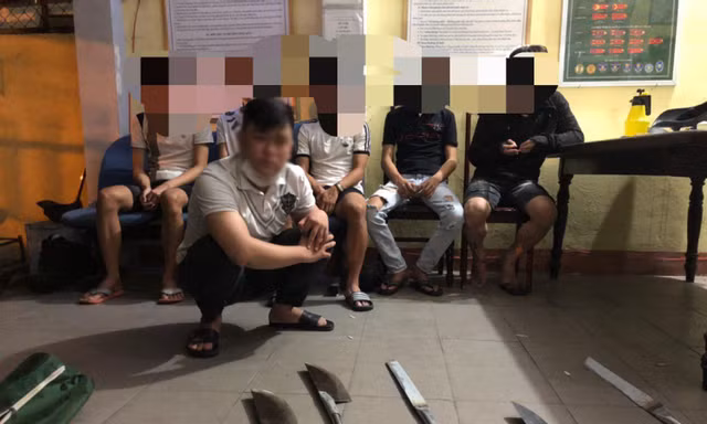 Nhóm thanh, thiếu niên và vũ khí thu giữ được.