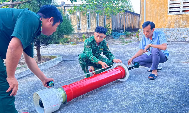 Ngư dân Quảng Ngãi phát hiện vật thể lạ trôi dạt trên biển