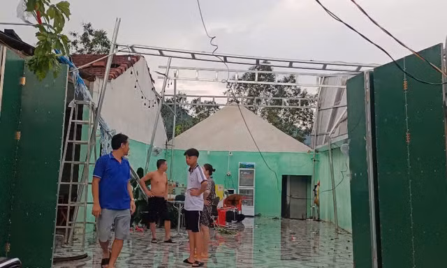 Giông lốc kèm mưa đá làm tốc mái, hư hỏng gần trăm nhà dân ở Quảng Ngãi 