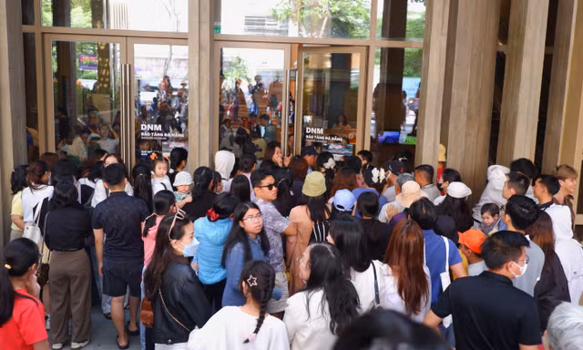 Bảo tàng Đà Nẵng đóng cửa giữa lúc dòng người đông nghịt chờ tham quan