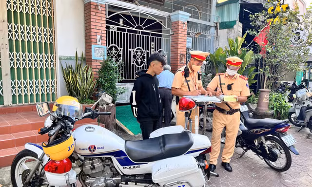 Cảnh sát giao thông bí mật ghi hình học sinh đi xe máy phân khối lớn đến trường