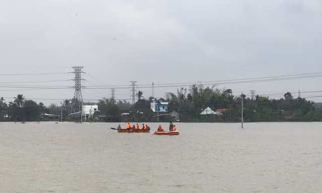Lật ghe đánh cá giữa dòng nước lũ, 2 người nguy kịch, 1 nạn nhân mất tích