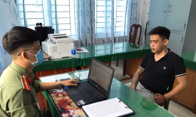 Đối tượng Hồ Văn Trí tại cơ quan Công an. (Ảnh: CACC) 