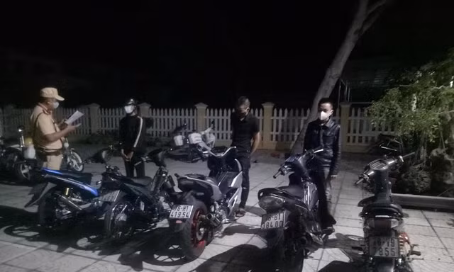 Một số thanh thiếu niên tụ tập đua xe trái phép bị lực lượng CSGT khống chế. Ảnh: Công an cung cấp
