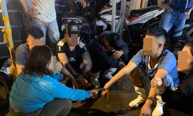 Tiểu thương buôn cá kéo nhau vào cảng Thọ Quang sát phạt 'bầu cua'