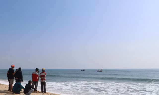 Tìm thấy thi thể một trong bốn học sinh mất tích ở vùng biển Quảng Ngãi