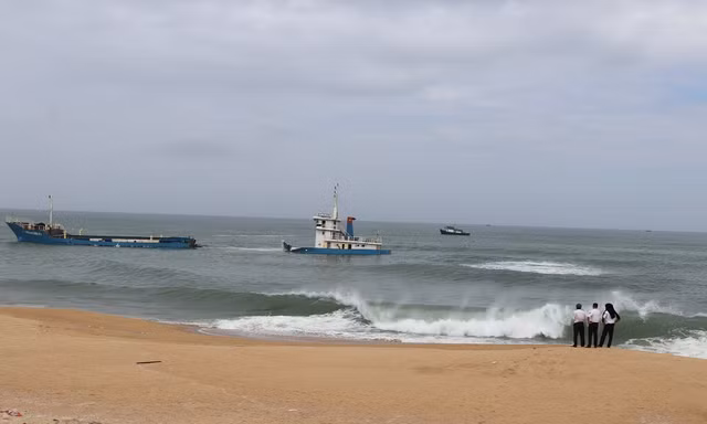Vẫn chưa thể triển khai phương án chống tràn 8.000 lít dầu từ tàu Hoàng Gia 46 bị nạn trên vùng biển Sa Huỳnh.