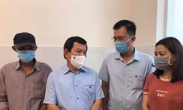 Chủ tịch UBND tỉnh Quảng Ngãi Đặng Văn Minh (thứ 2 từ trái sang phải) tại hiện trường vụ cháy khiến 4 người trong một gia đình thiệt mạng. 