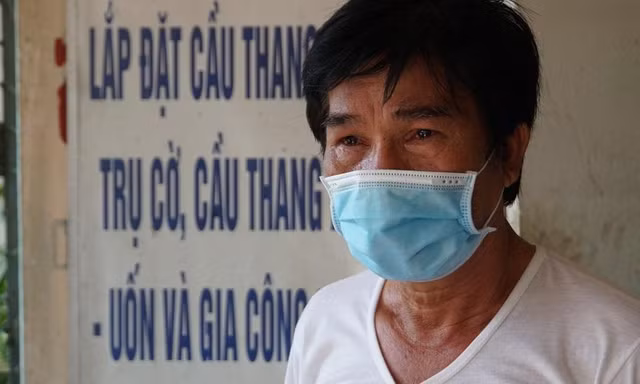 Ông Bùi Quang Long (ba của chị T.) thất thần trước sự việc. Ảnh: Nguyễn Ngọc