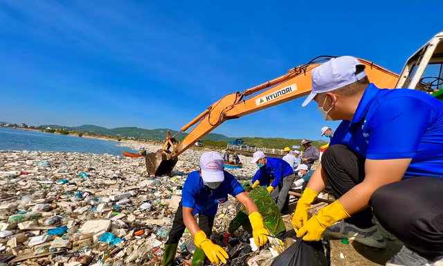 Dọn hơn 400 tấn rác thải ở Sa Huỳnh