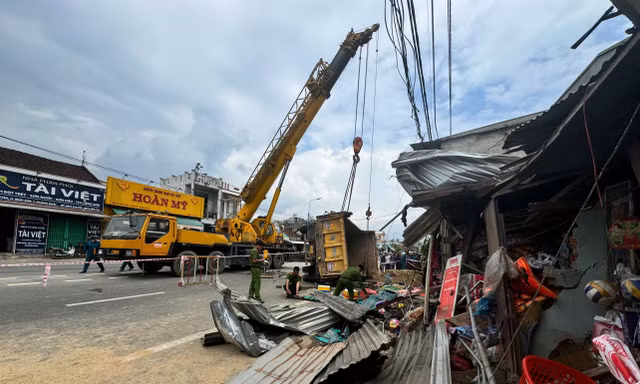 Tai nạn nghiêm trọng ở Quảng Ngãi, xe máy nằm la liệt, 4 người thương vong