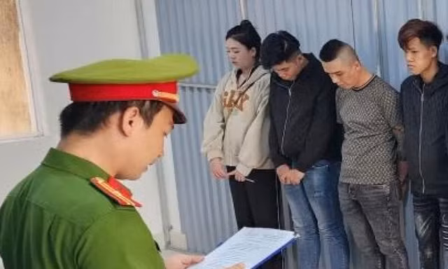 Nữ 'đại ca' dùng bình xịt tấn công công an khi bị truy đuổi