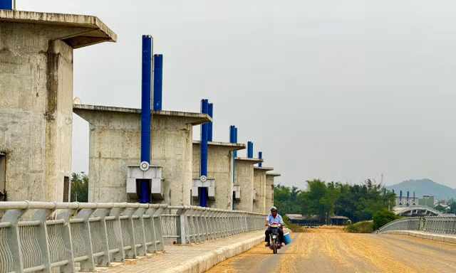 Vì sao dự án đập dâng gần 1.500 tỉ đồng ở Quảng Ngãi 'đắp chiếu'