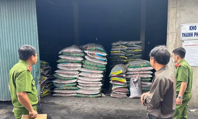 Bán hàng trăm tấn phân bón giả, giám đốc bị tuyên phạt 5 năm tù