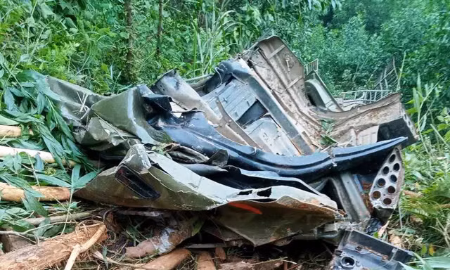 Xe tải lao xuống vực ở Quảng Ngãi, tài xế tử vong trong cabin