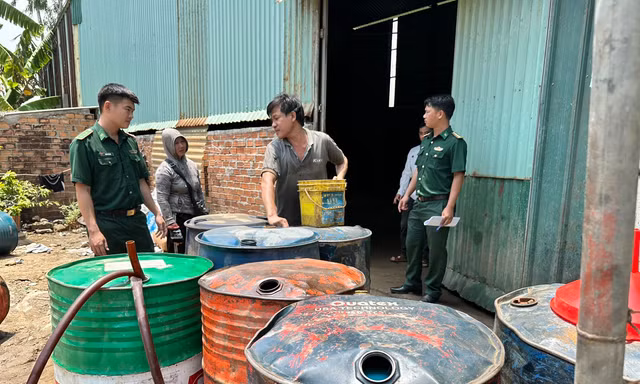 Tạm giữ hơn 2.000 lít dầu DO không rõ nguồn gốc
