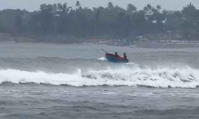 Ngư dân phớt lờ lệnh cấm, liều mình ra khơi trong mưa bão