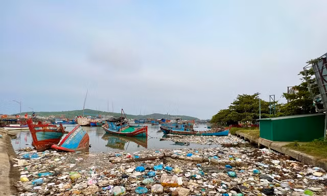 Xác tàu, rác thải ‘bủa vây’ cảng cá Sa Huỳnh