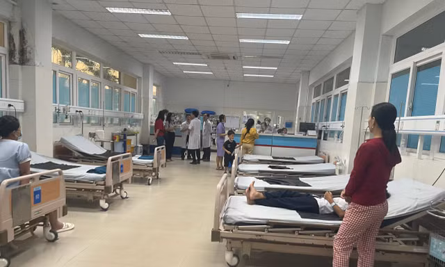 Hàng chục học sinh ở Quảng Ngãi nhập viện sau khi ăn đồ ăn ‘lạ’