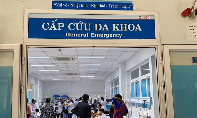 Xác định danh tính người phụ nữ phát đồ ăn 'lạ' khiến hàng loạt học sinh nhập viện